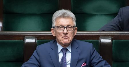 Piotrowicz leciał z Kuchcińskim, miał przewozić leki. Instytut: sprzedaży nie prowadzimy
