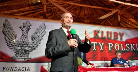 "Gang Antoniaków". Jak Antoni Macierewicz robi show na prowincji