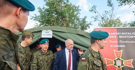 Antoni Macierewicz przyjechał pomóc. Po chwili sam potrzebował pomocy