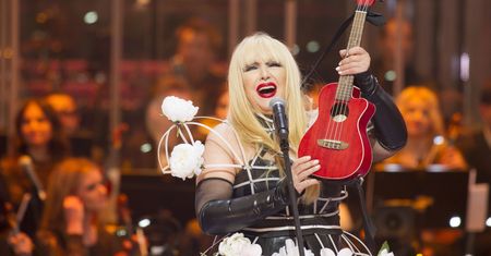 Maryla Rodowicz podpisała się fance na dekolcie. Nikt nie czuje show-biznesu, tak jak ona