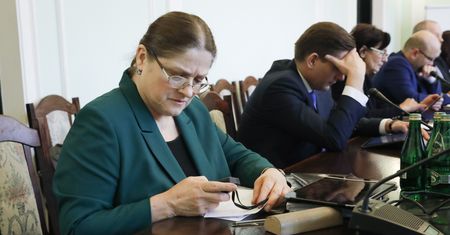 Posłanki PiS uczą się Twittera. Anna Sobecka instruuje Krystynę Pawłowicz