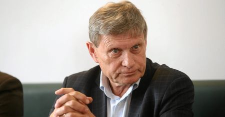 "Czy to już PiS-LOT?". Balcerowicz pokazał gazety dla pasażerów