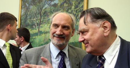 Macierewicz sfinansuje budowę grobu Olszewskiego. "Będzie godny pomnik"
