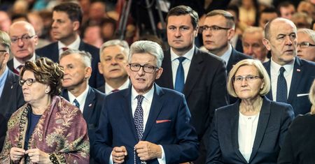Żarliwa modlitwa Piotrowicza. W dłoni ściskał różaniec