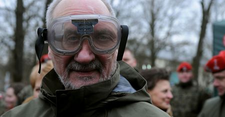 Antoni Macierewicz w "Radiu Maryja" o "stwarzaniu fałszywej rzeczywistości" przez cybernetykę