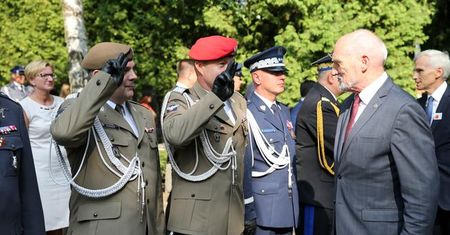 Antoni Macierewicz witany z honorami przez generałów. "Nadgorliwość, czołobitność i lizusostwo"