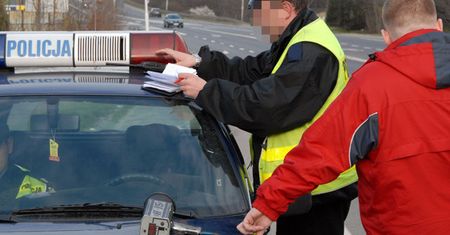 13 policjantów drogówki aresztowanych za łapówki