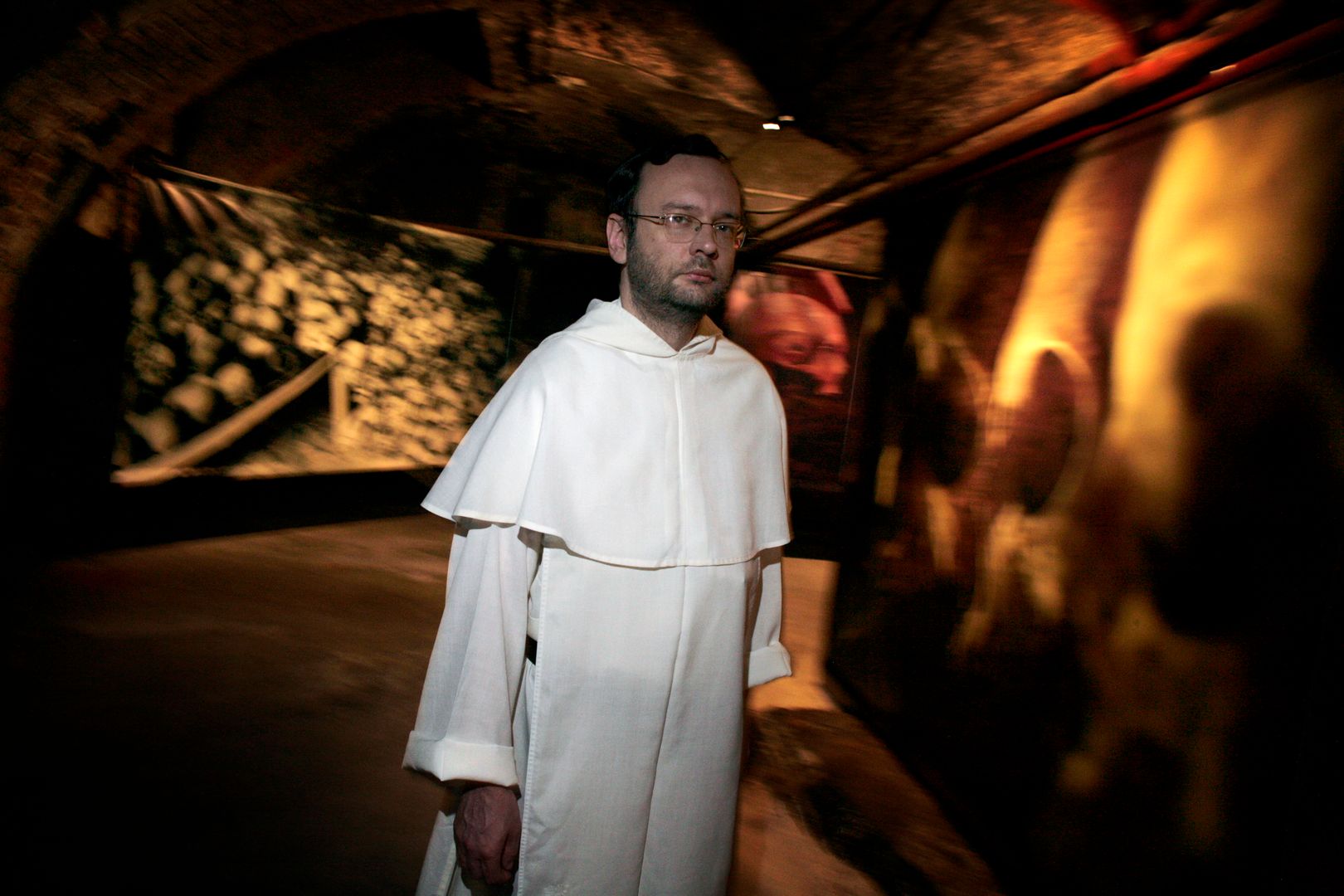 Były dominikanin Jacek Krzysztofowicz w piwnicach kościoła św. Mikołaja.