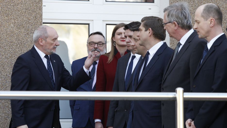 Antoni Macierewicz ze współpracownikami w 2017 r., kiedy był szefem MON. Andrzej Kowalski stoi pierwszy z prawej