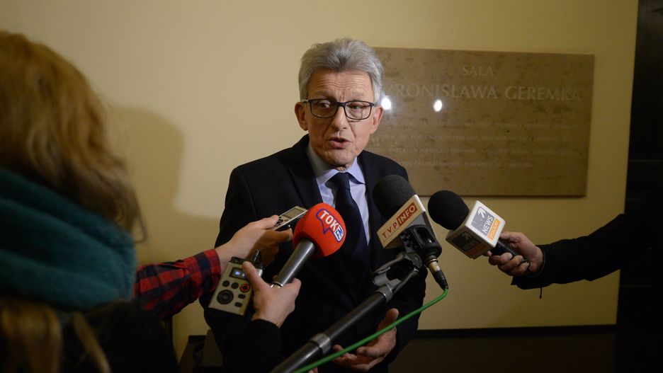Stanisław Piotrowicz broni się ws. księdza z Tylawy 