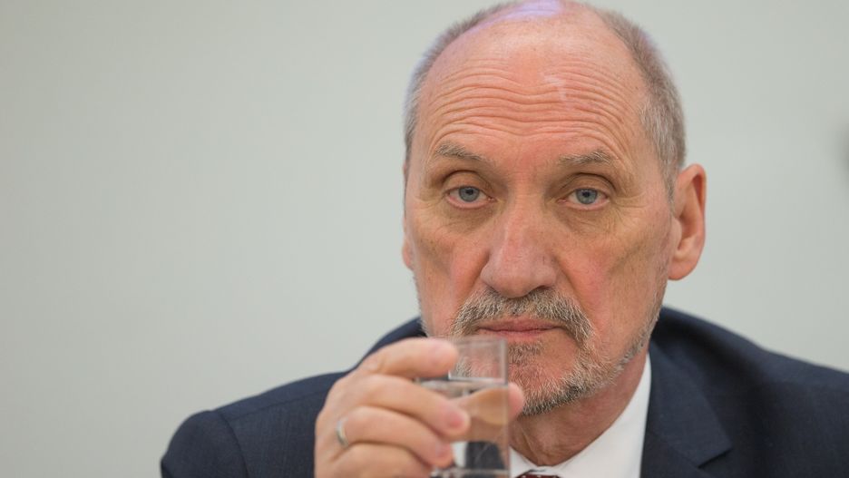 Były szef MON został na lodzie