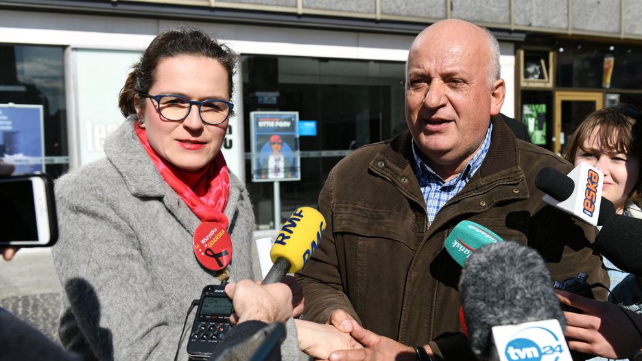 Prezydent Gdańska Aleksandra Dulkiewicz i szef "Solidarności" w gdańskiej stoczni Karol Guzikiewicz