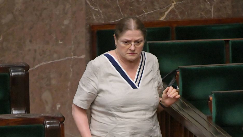 Krystyna Pawłowicz nie przejmuje się wymiętą sukienką