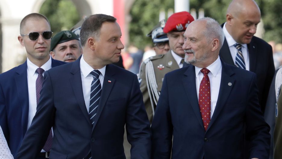 Prezydent Andrzej Duda i minister obrony narodowej Antoni Macierewicz podczas obchodów Święta Wojska Polskiego w Warszawie.