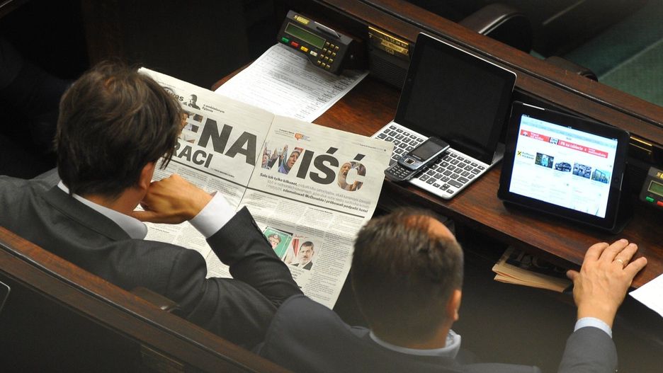 Sierpień 2013 roku. Posiedzenie Sejmu. Posłowie czytają o masakrze w Egipcie dokonanej na tle religijnym.