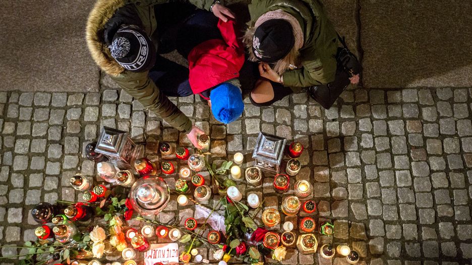 Oficjalnie żałoba narodowa została w całym kraju wprowadzona w piątek. Nieoficjalnie - trwała od niedzielnego wieczora