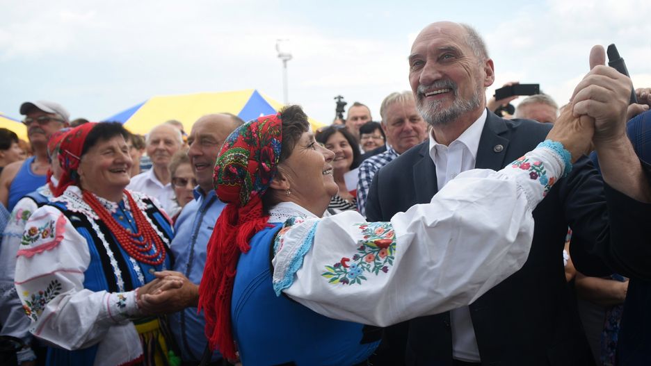 Antoni Macierewicz tańczy podczas Pikniku Rodzinnego PiS w Miedznej Murowanej