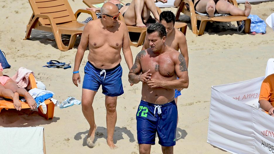 Jarosław Jakimowicz na plaży w Międzyzdrojach