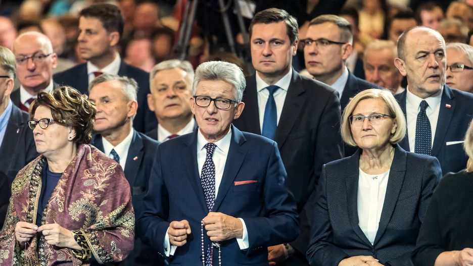 Stanisław Piotrowicz modlił się podczas mszy w Toruniu.