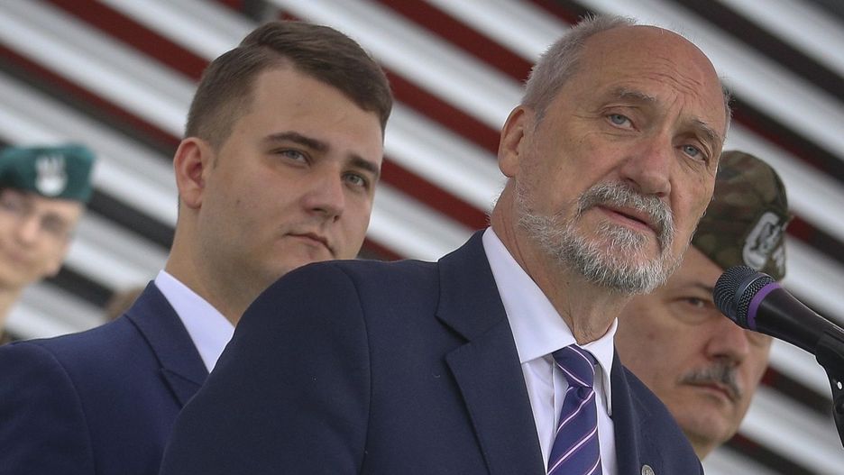 Bartłomiej Misiewicz (z lewej) i Antoni Macierewicz.