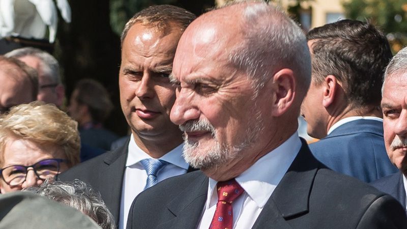 Antoni Macierewicz przyznał zaufanemu szefowi SKW Piotrowi Bączkowi dodatkowe pieniądze na wydatki reprezentacyjne