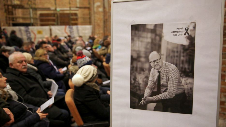 Mieszkańcy Gdańska szukają pomocy po tragicznej śmierci prezydenta Pawła Adamowicza.