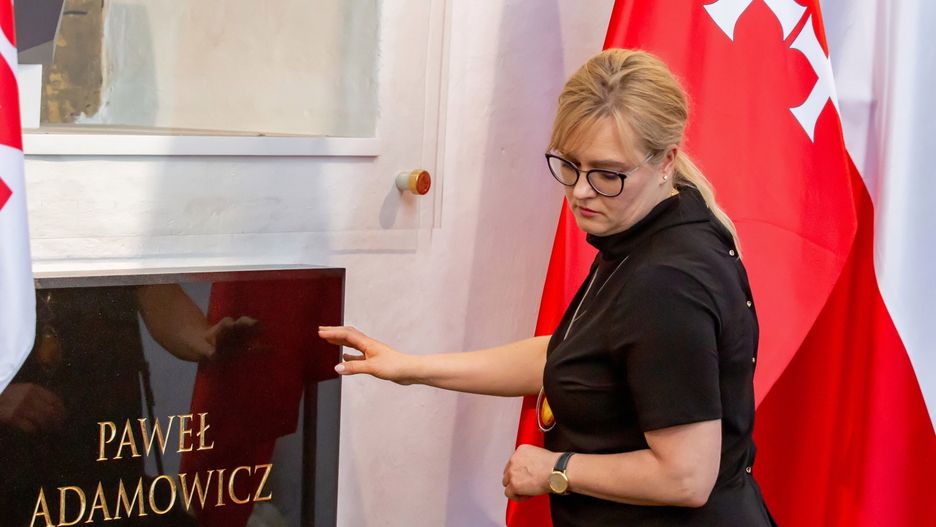Magdalena Adamowicz przy grobie męża