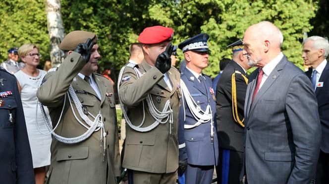 W regulaminie nie ma mowy o salutowaniu byłym ministrom obrony narodowej