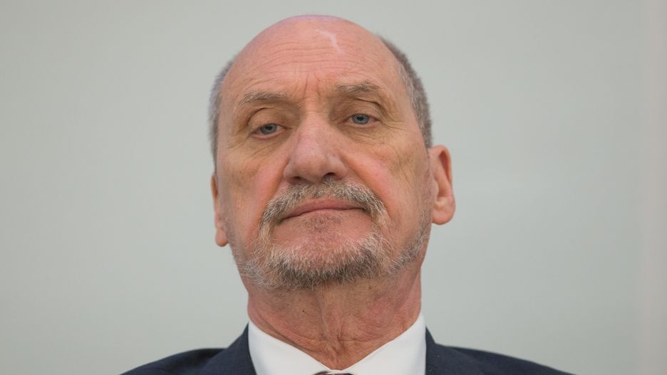 Antoni Macierewicz nie jest zadowolony, że TVP Info przypisała zakup karabinków Grot premierowi Mateuszowi Morawieckiemu