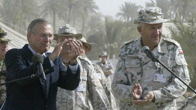 Donald Rumsfeld i generał Tyszkiewicz