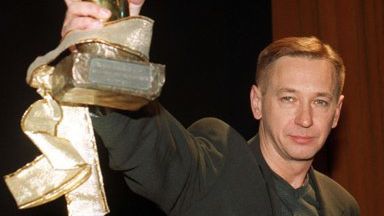 Waldemar Milewicz po odebraniu nagrody "Dziennikarz Roku 2001"