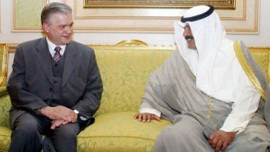 Włodzimierz Cimoszewicz i przedstawiciel kuwejckiego MSZ-u Khaled al-Jarallah