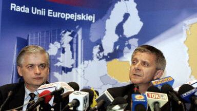 Premier Marek Belka i minister spraw zagranicznych Włodzimierz Cimoszewicz podczas konferencji prasowej