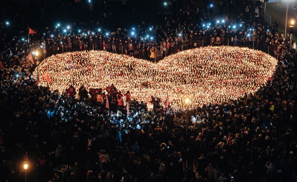 Olbrzymie serce ułożone ze zniczy na cześć Pawła Adamowicza