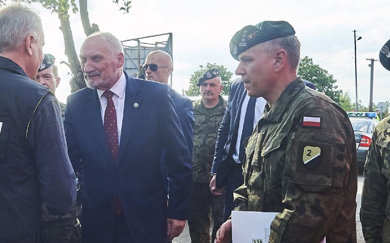 Antoni Macierewicz podczas wizyty we wsi Rytel