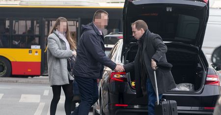 Na dworzec limuzyną. Tak się wozi Andruszkiewicz z narzeczoną