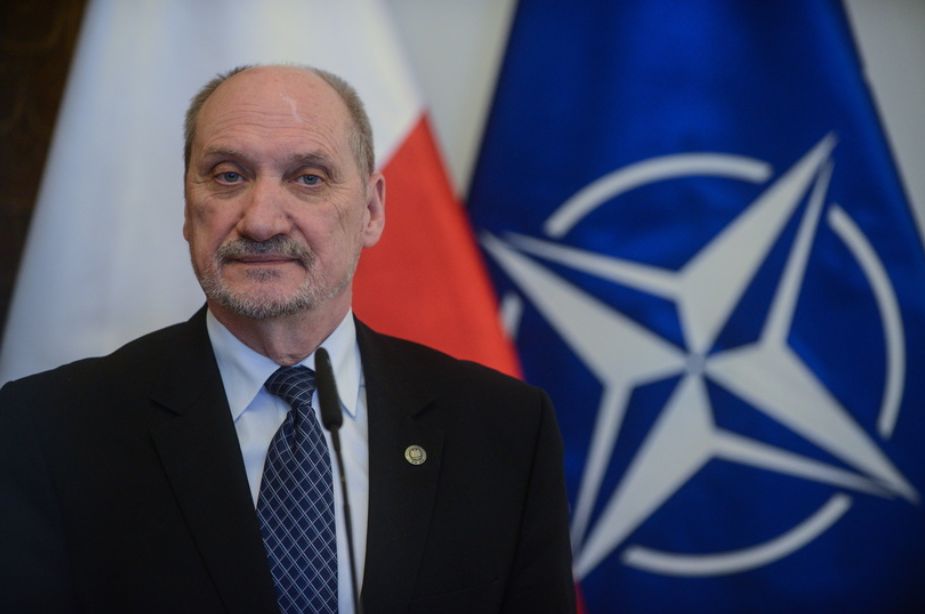 NIK uderza w Antoniego Macierewicza. MON miało naruszyć przepisy i "przesuwać pieniądze"