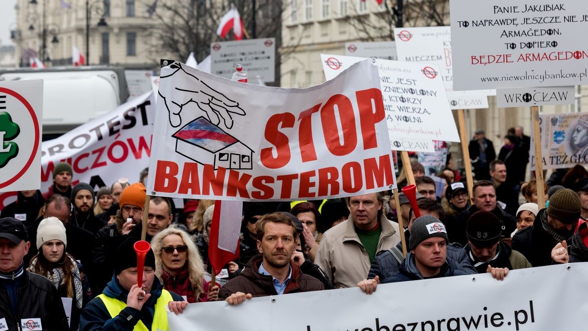 Po wyroku TSUE ws. klauzul abuzywnych w umowach kredytowych frankowicze pozywają banki. 