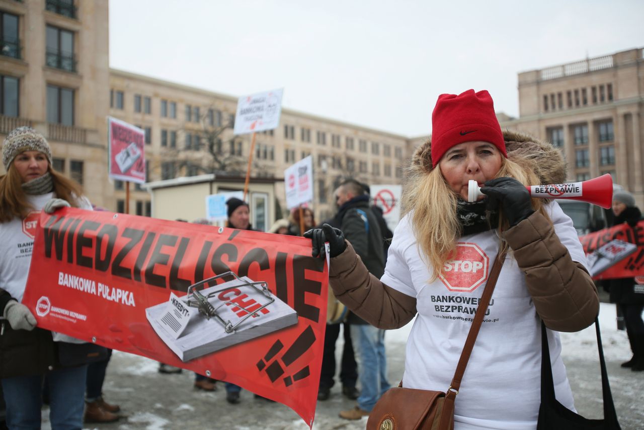 3 lata od „czarnego czwartku”. Choć politycy obiecywali pomoc, frankowicze zostali sami