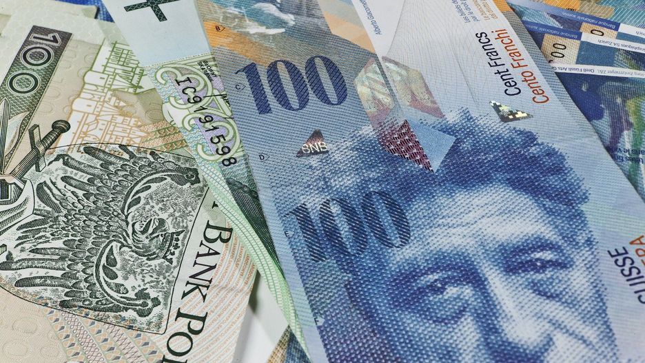 Spread to różnica między kursem kupna a sprzedaży waluty, w której denominowany był kredyt. 