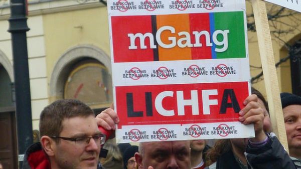 Takie transparenty robią się z dnia na dzień coraz mniej "na czasie", a być może i ustawa dla frankowiczów. Frank spada coraz niżej