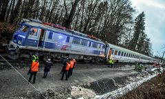 Pociąg uderzył w tira. "Szlaban był podniesiony"