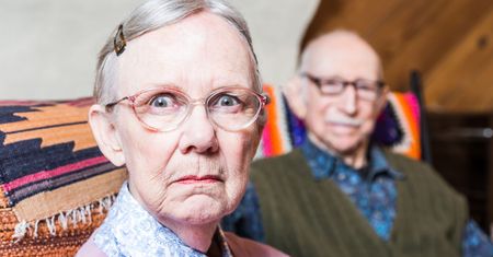 "Teściowa kradła mi majtki". Koszmar mieszkania z teściami