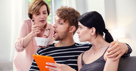 "Przynajmniej ożeniłem się z twoją matką, a ty obcą babę do domu sprowadzasz”. Niechciane synowe