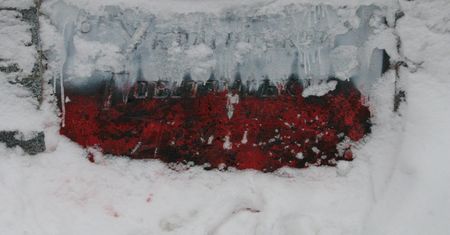 W Charkowie zdewastowali pomnik ku czci UPA . Zamalowano go na biało-czerwono