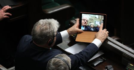 Historyczna chwila polskiego Sejmu, a posłowie? Mieli inne "zajęcie"