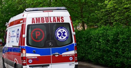 Podkarpackie. Ludzie myśleli, że jest pijany. Policjanci uratowali mężczyznę