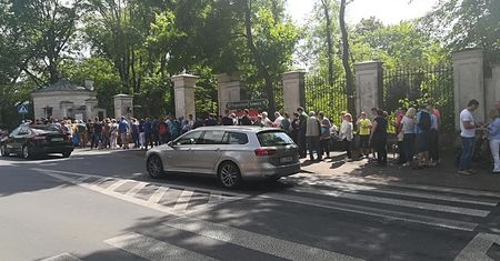 Polacy ruszyli na majówkę. Gigantyczne kolejki do muzeum