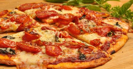 Pizza raz na dwa miesiące, jak nie z restauracji, to z zamrażarki.Garść danych o nowym "polskim daniu narodowym"