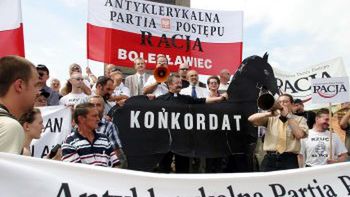 Manifestacja organizowana przez Antyklerykalną Partię Postępu "Racja"